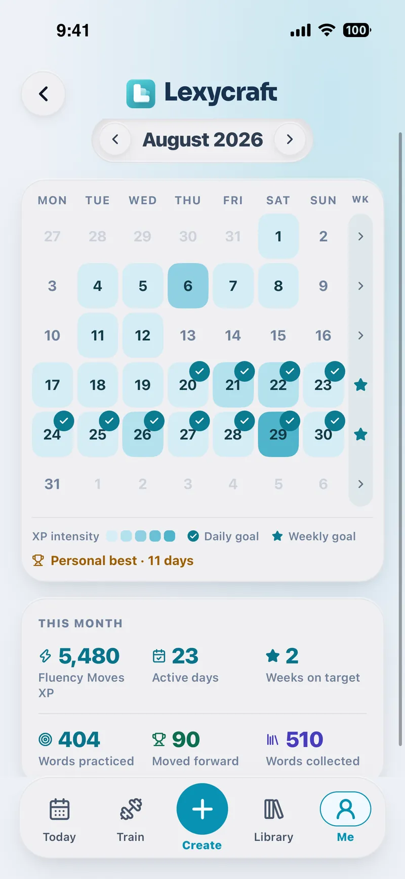 Der Kalender des Lernverlaufs für August 2026 mit markierten Tagen, an denen das Tagesziel erreicht wurde, daneben die Monatssummen für XP, aktive Tage und geübte Wörter.